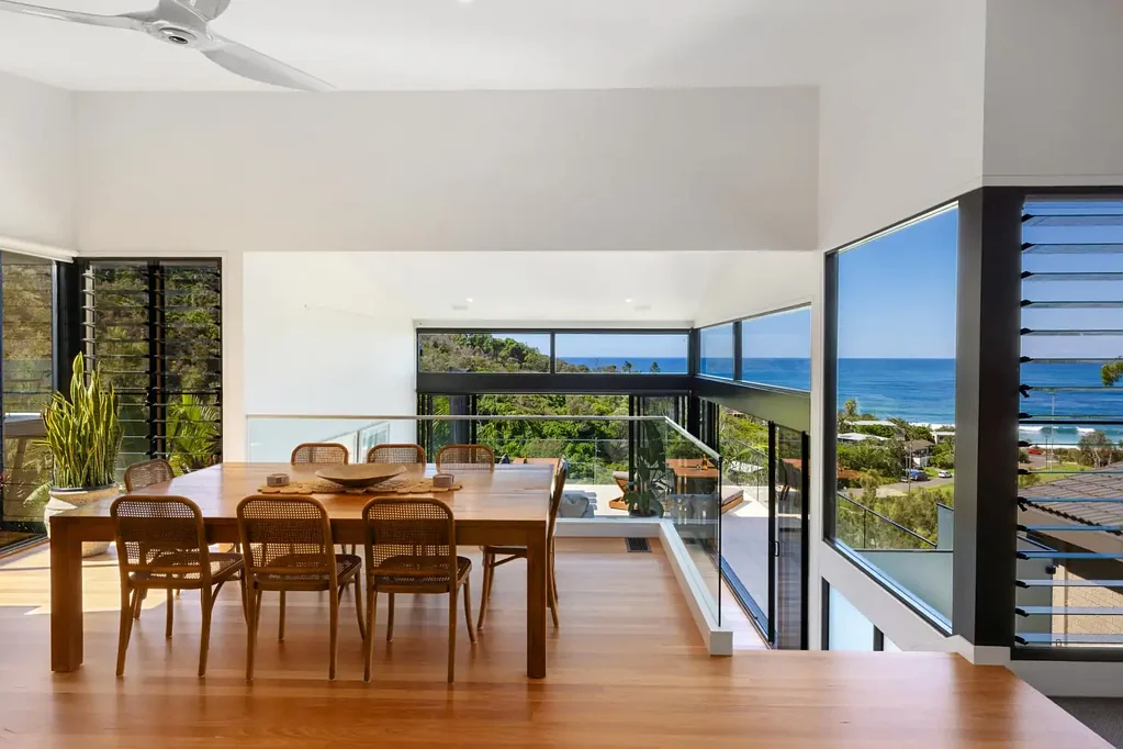 Newport 4房  Luxury Coastal Living with Ocean Views and Open-Plan Design