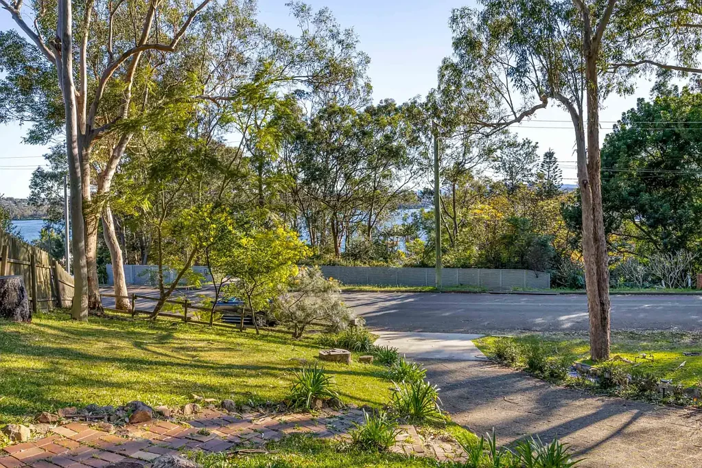 Coal Point 6房  6 BEDROOM FAMILY HOME - MULTIPLE INDOOR OUTDOOR LIVING ZONES