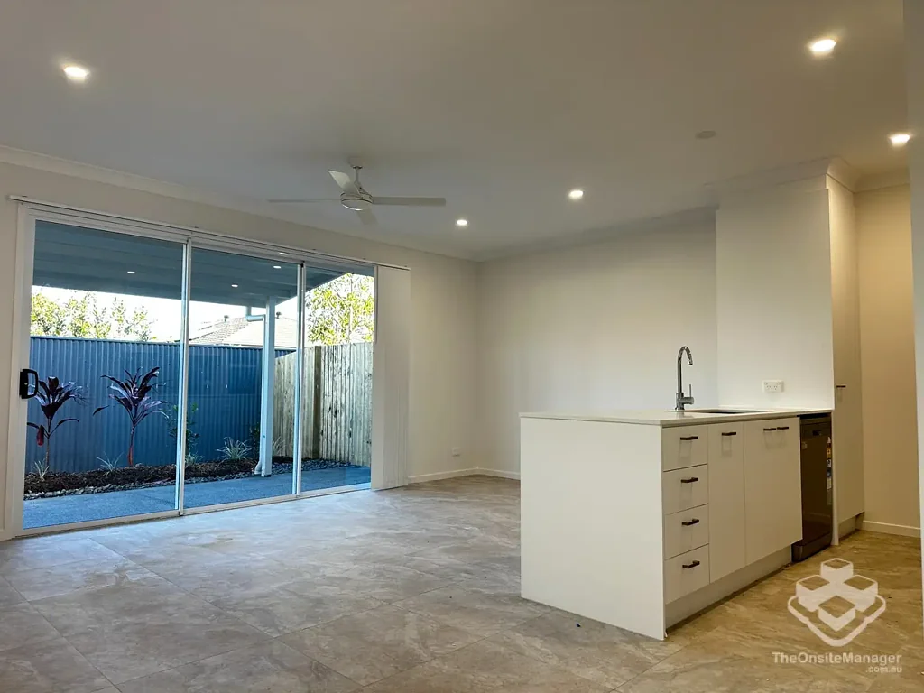 VERY NEW ULTA MODERN LUXURY 3 BEDROOM TOWNHOUSE WITH DUCTED AIR-CON (Break-Lease)