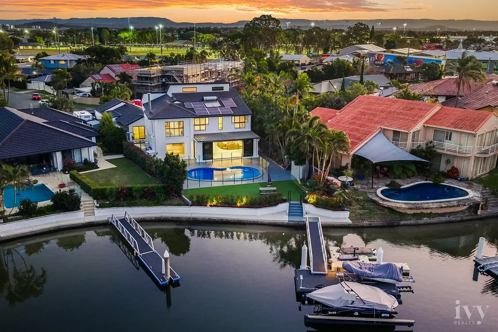 Runaway Bay 6 Bedroom Ultimate North-Facing Bridge-Free Family Entertainer