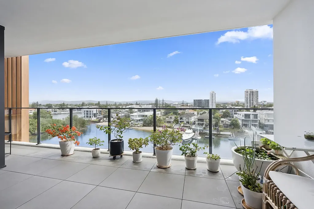 Surfers Paradise 2房  Near-New Riverside Apartment with Oversized Balcony | Essentia