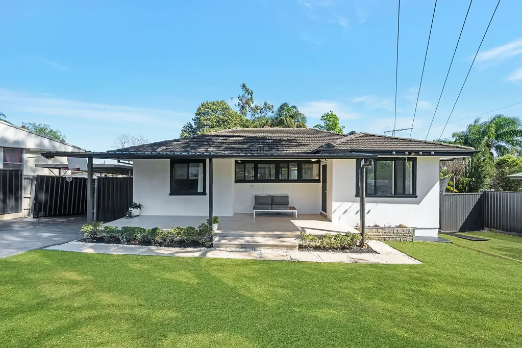 Lurnea 3Moenga SECURE YOUR FUTURE WITH DEVELOPMENT POTENTIAL!