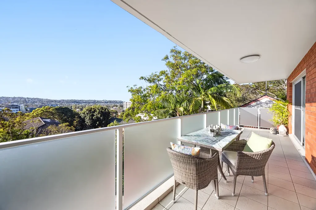Dee Why 2ห้องนอน Tightly Held Apartment with North-Facing District Views