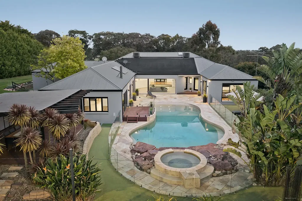 Yarrambat 6房 3.7英亩地块 精致设计 优质工艺 度假村式生活 六卧三卫 主套房带SPA 多个娱乐区 景观花园 优越地段 好校云集 Family lifestyle and resort living