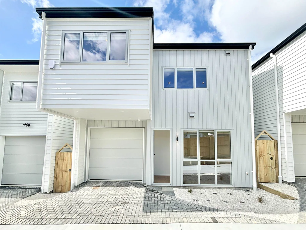 Brand New Family Home in Prestigious Sunnyhills
