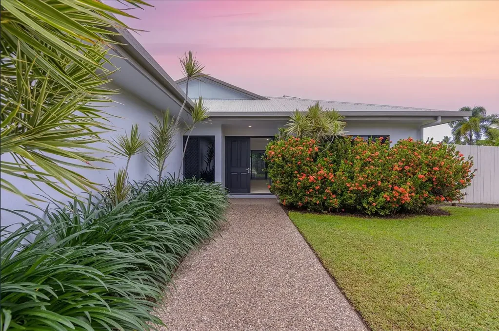 Port Douglas 4 Bedroom TROPICAL LIVING FOR THE WHOLE FAMILY - SPACIOUS, SECLUDED AND CLOSE TO EVERYTHING!