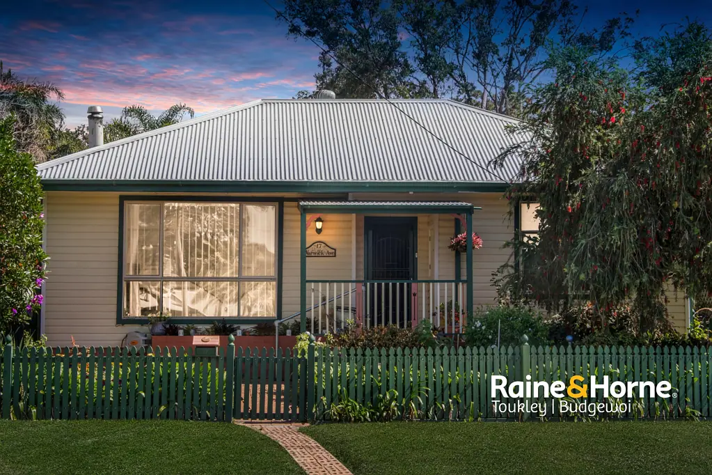 17 Warwick Avenue, Mannering Park, NSW 2259