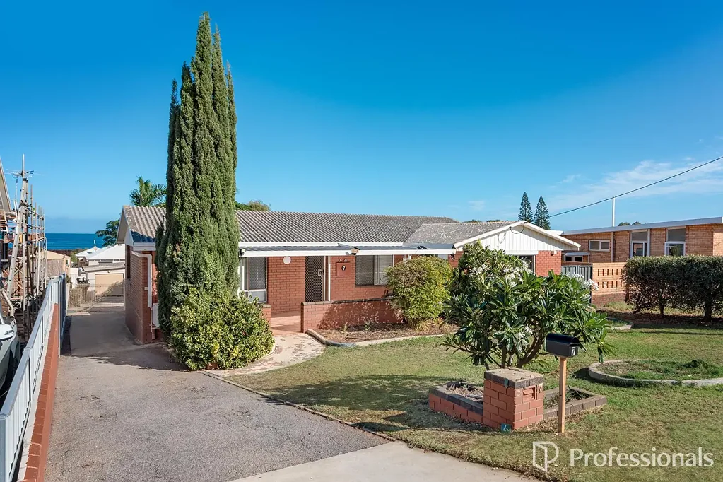 Bluff Point 4房  Rare Bluff Point Gem - First Time Offered in Over Half a Century