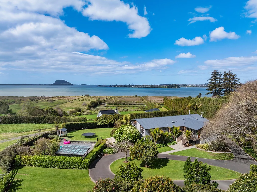 Te Puna Remarkable sunrise views, space for generations