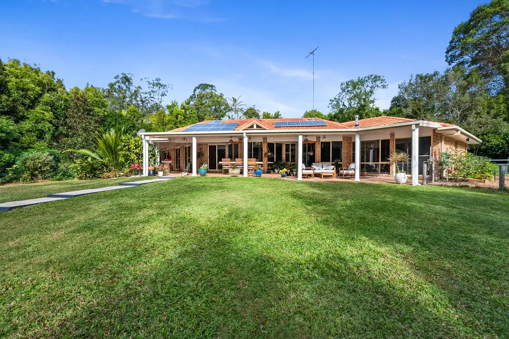 Highvale 5ਬੈੱਡਰੂਮ Luxurious 5 Bedroom Retreat on 2.17 acres with town water!