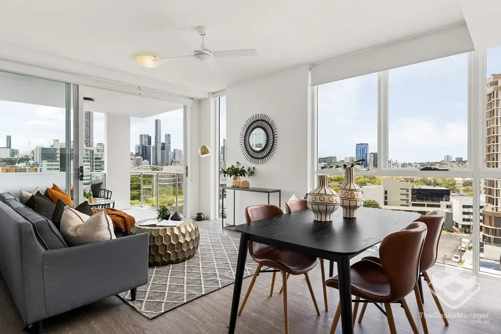 MILTON - 2 BEDROOM 2 BATHROOM APARTMENT PLUS A CAR PARK – JUST 2KM FROM THE CBD