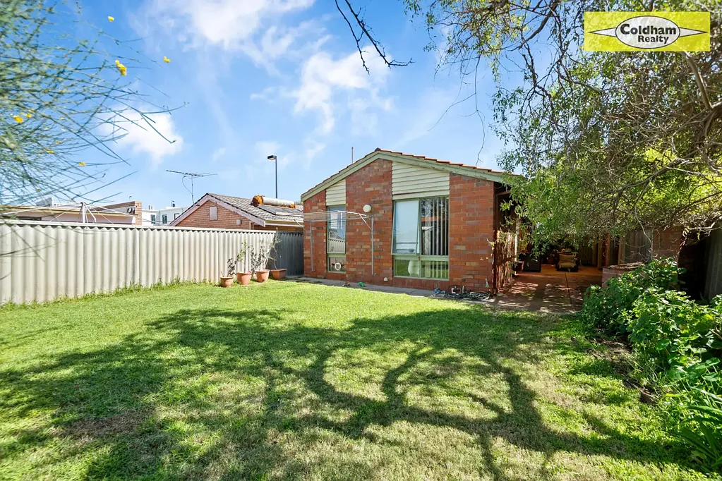 South Perth 3房  Three Bedroom House On Your Own  Easy Care Block !
Your Opportunity to Jump Into South Perth.
