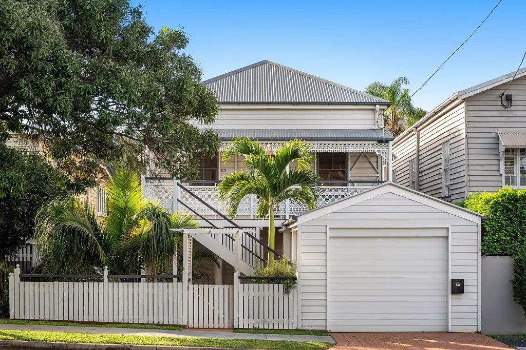 Clayfield 4房 中心地段家庭住宅，多室内外空间。充足阳光，特色饰面。步行至学校和生活区。开放厨房，主卧套间，双露台。Ascot State School学区。 Family Home Walking Distance to Brisbane's Finest Schools