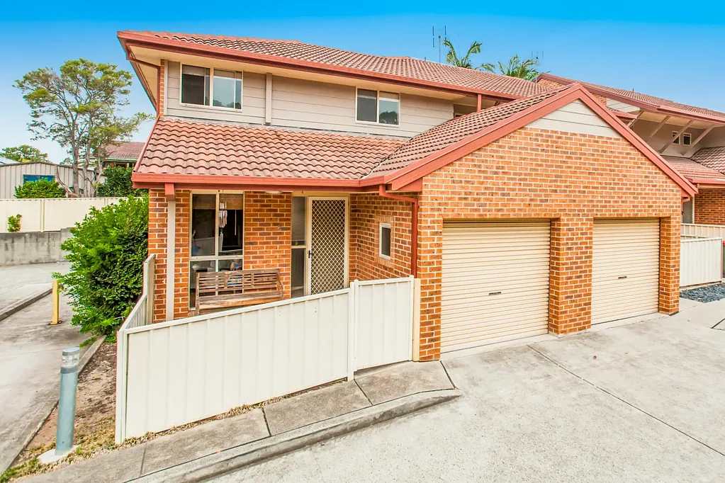 TOWNHOUSE IN LAKESIDE!