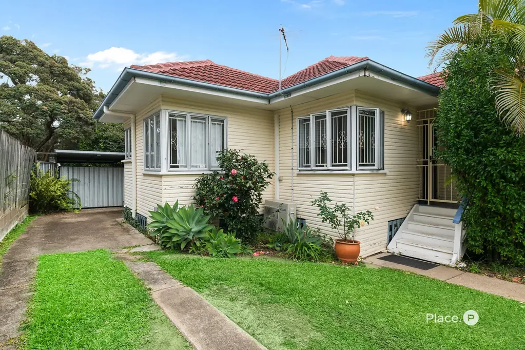 Mount Gravatt East 2房 战后住宅魅力 637m2阔地 高天花板 木地板 空调客厅 大型后露台 宽敞后院 潜力无限 便利生活 Charming Post-War Home with Endless Potential