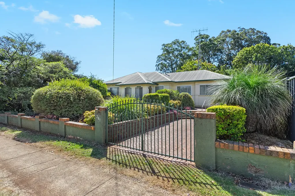 South Toowoomba 2 Bedroom Extremely Rare Property on 1606m2 - 2 Titles east of Ruthven Street!