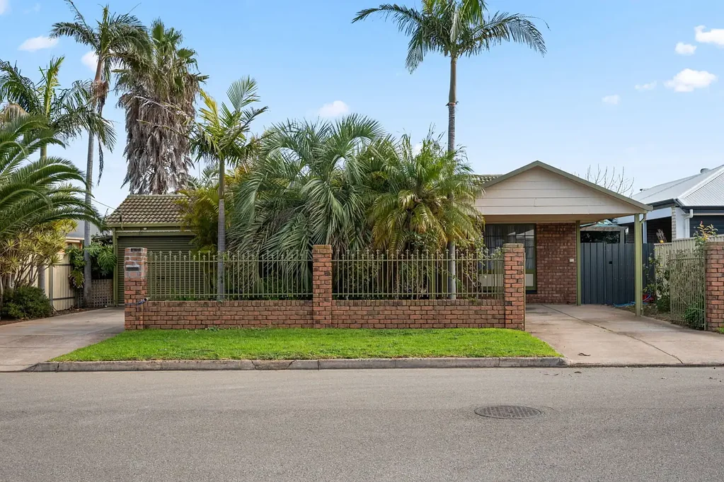 Port Noarlunga South 3બેડરૂમ A Rare Find with Endless Space & Versatility.