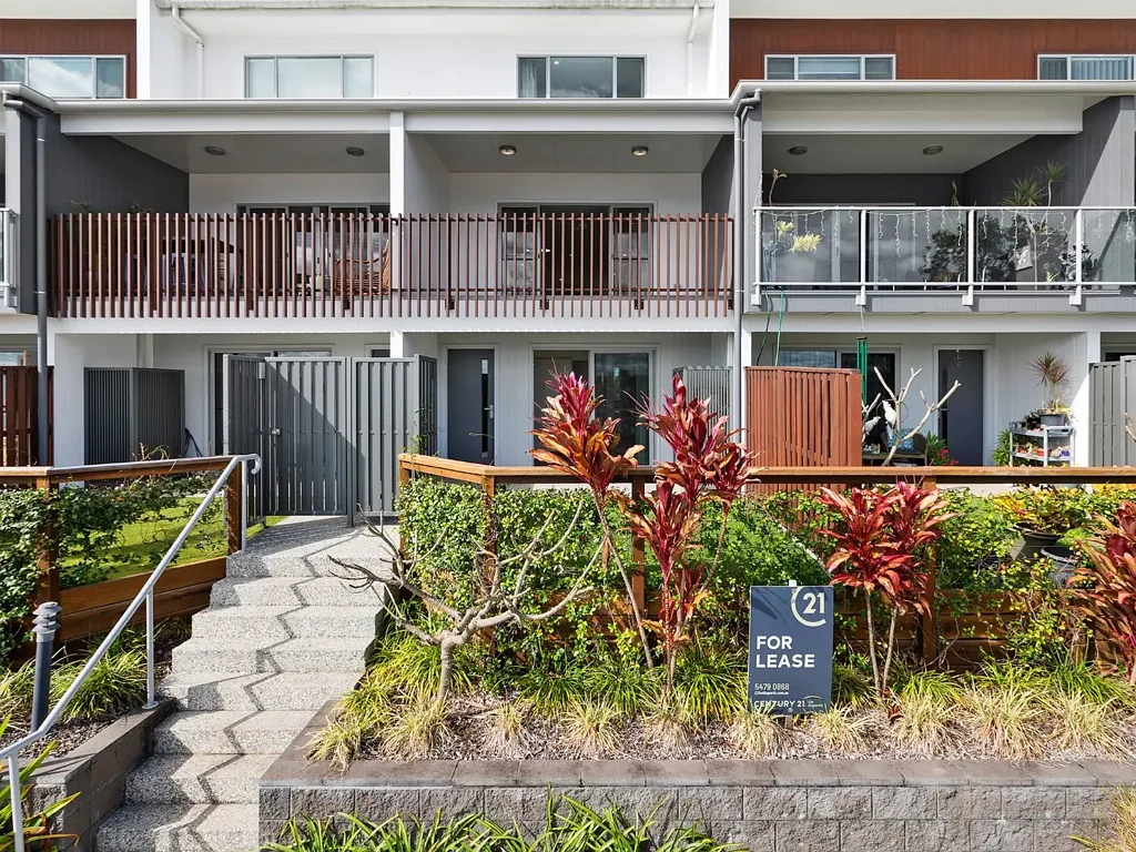 Modern Spacious Townhouse with views across Maroochy River