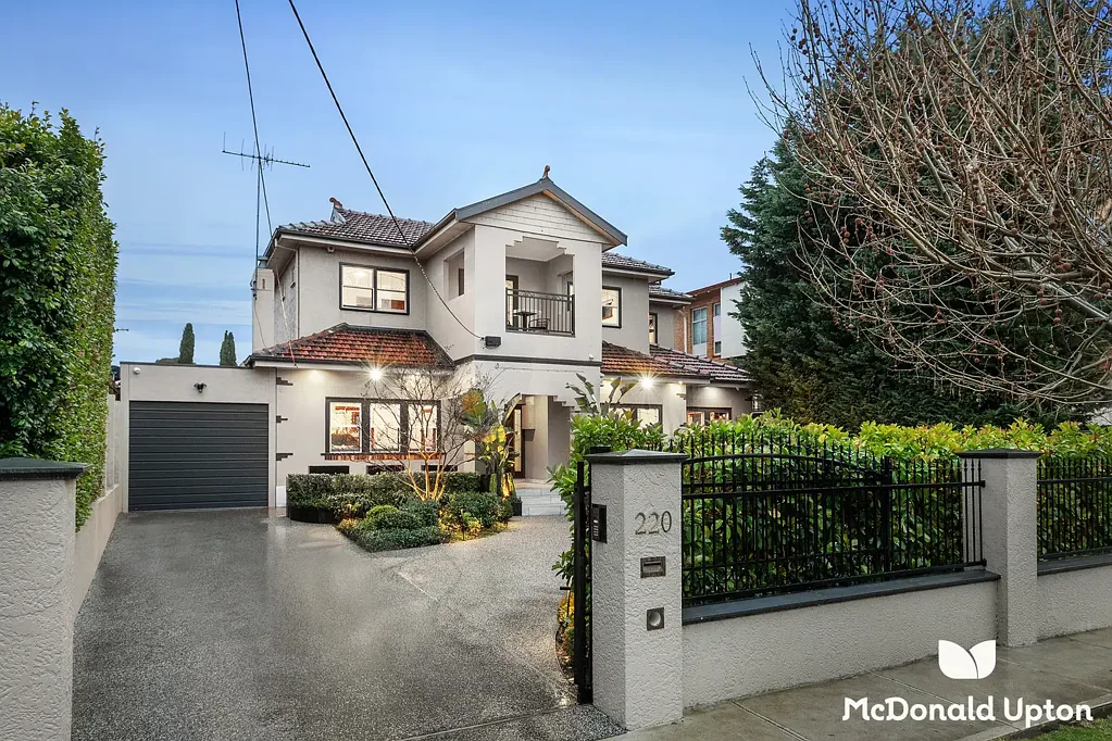 Strathmore 5 Slaapkamer Expressions of Interest Closing Thursday October 16th at 5:00pm unless sold prior
