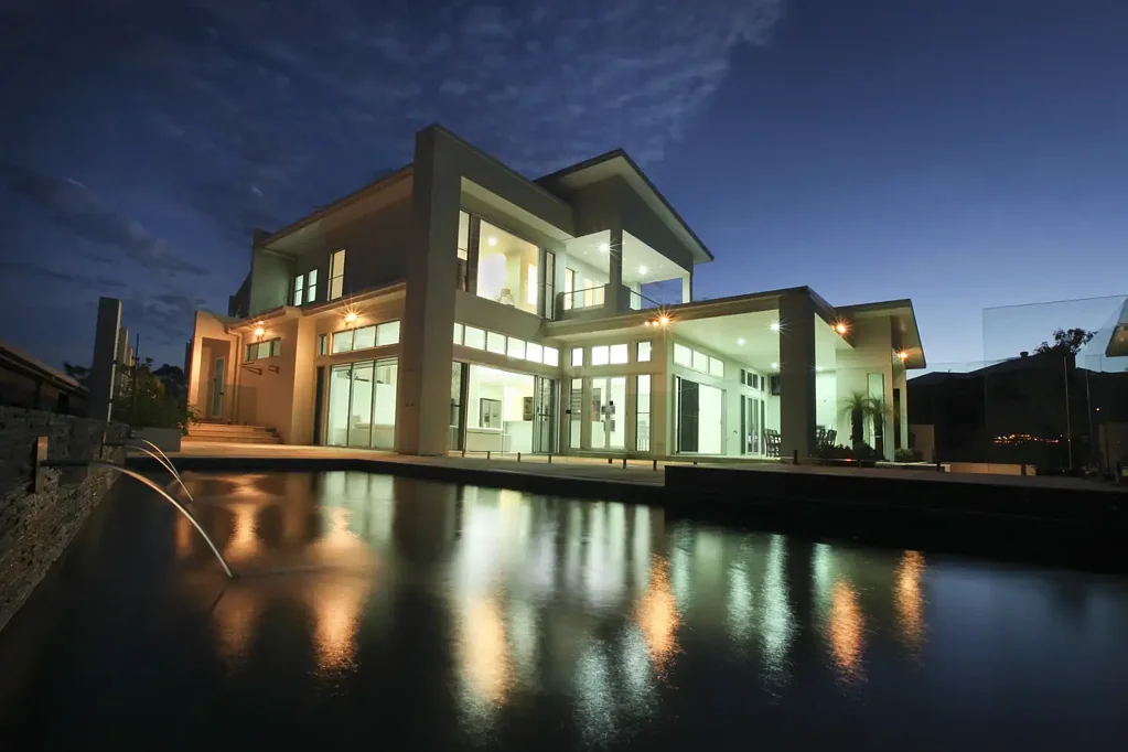 South Gladstone 6બેડરૂમ Architectural Masterpiece with Resort-Style Pool & Harbour Views