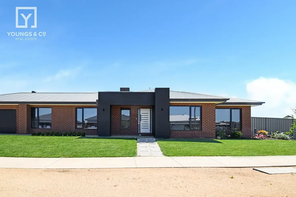 GREAT LOCATION - MODERN AND LOW MAINTENANCE