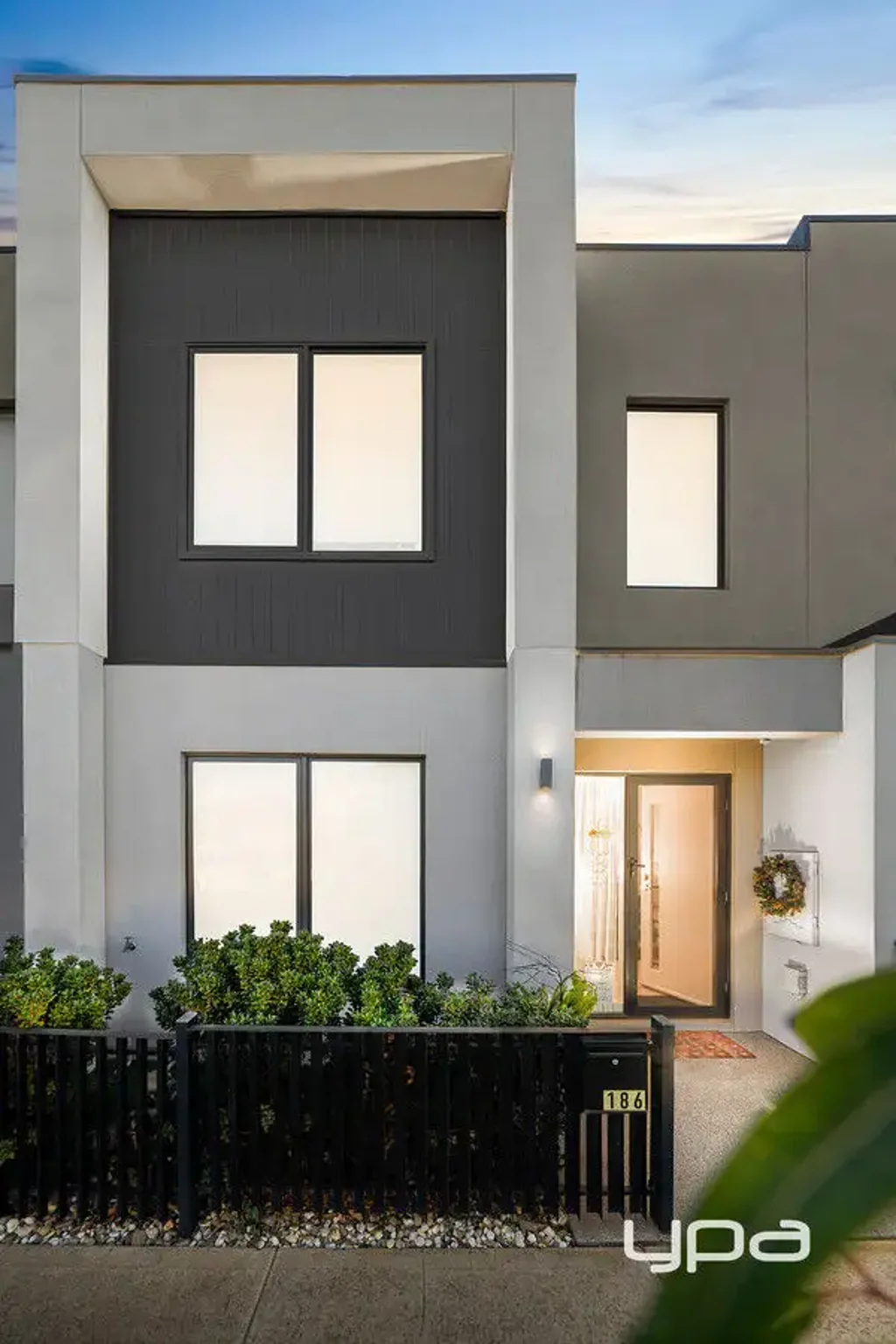 Truganina 4房 现代舒适与无与伦比的便利，楼下设有卧室和浴室 Contemporary Comfort & Unbeatable Convenience with Bedroom and Bath Downstairs