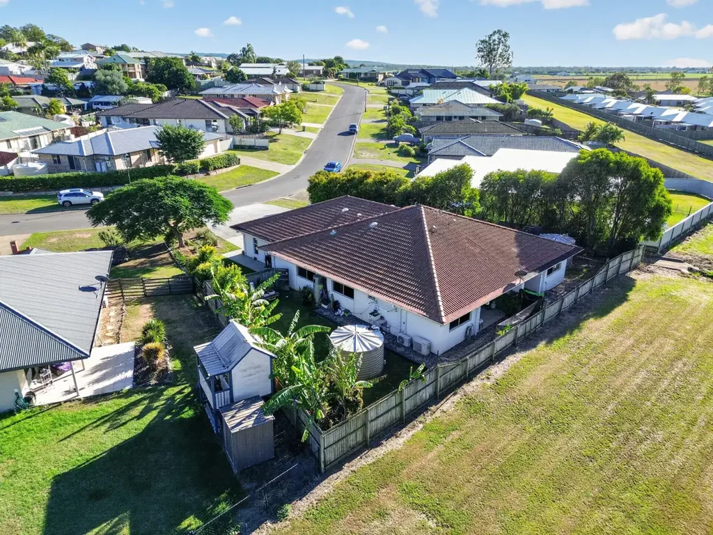 Gatton 3房 公园旁宁静位置 低层砖房 三卧宽敞套间 功能厨房 开放式起居 NBN连接 安全车库 低维护花园 便捷设施齐全 ‘Nest or Invest’ (400m2)