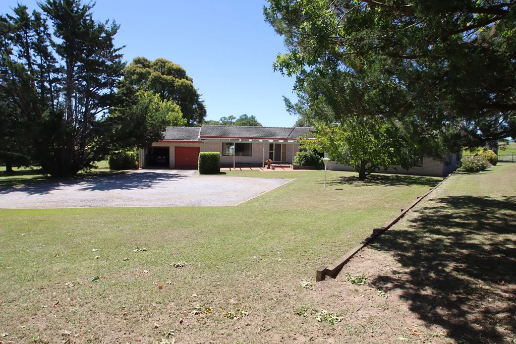 Tenterfield 3Moenga Quality home on a great block..