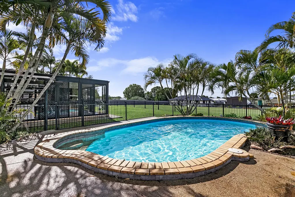 River Heads 4Kwarto Family Living with a Pool, Shed & Island Views