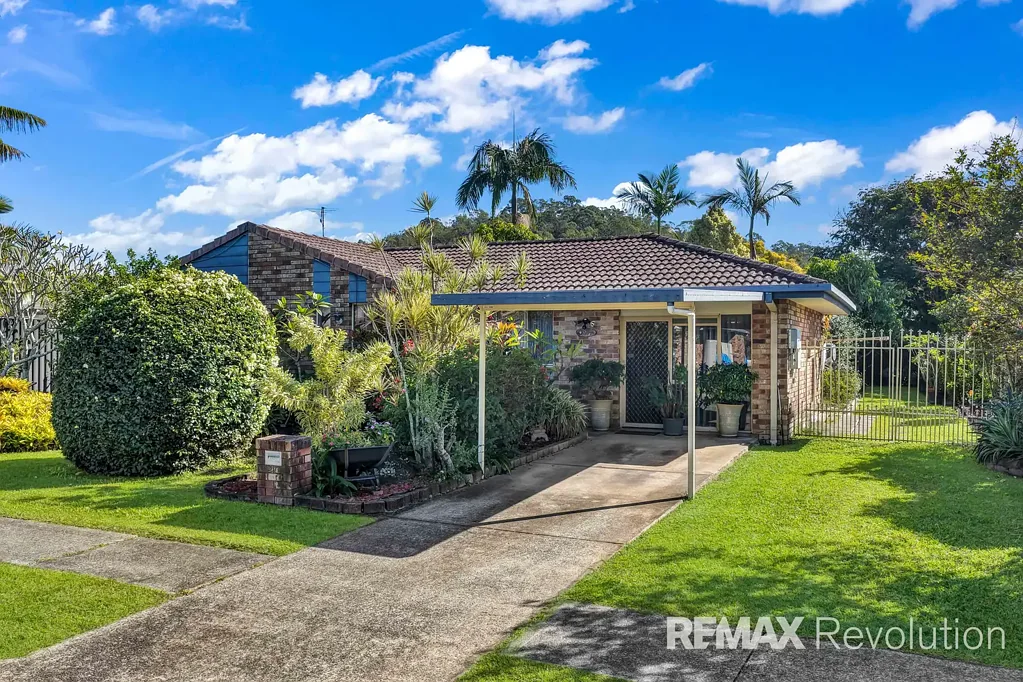 Tanah Merah 3 Slaapkamer Generous Living, Endless Potential in a Prime Location!
