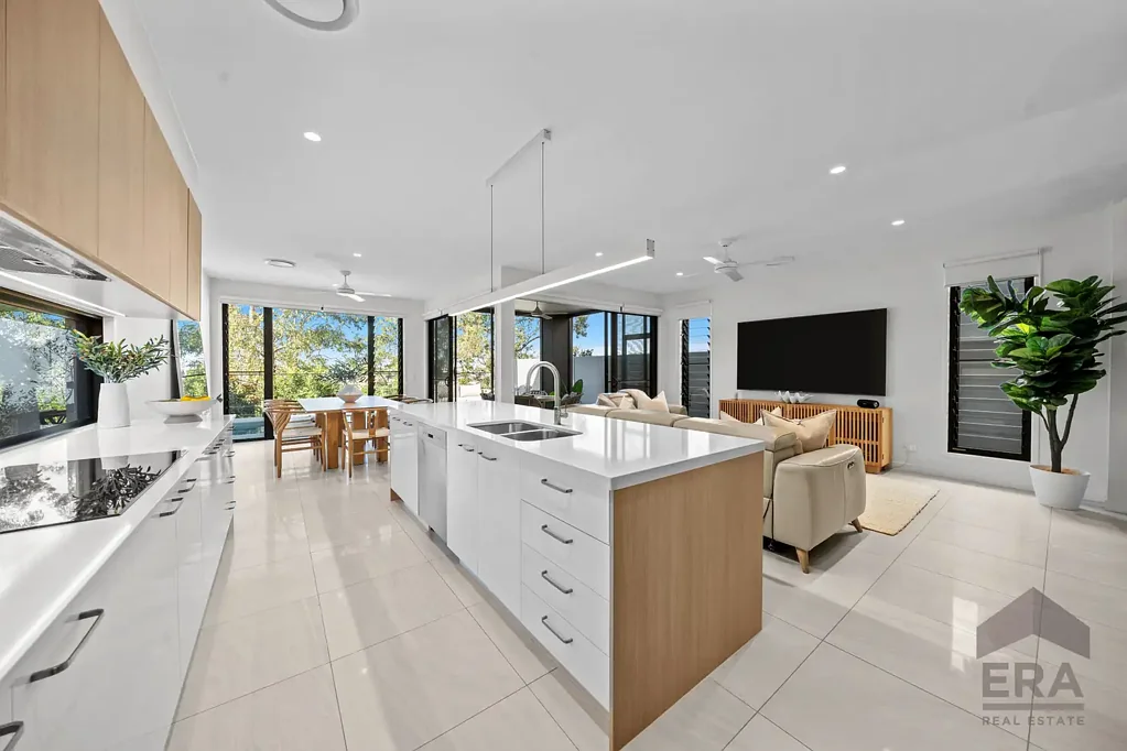 Hope Island 4બેડરૂમ Near New 2 Years Old - Architect-Designed Sanctuary Cove Residence with Lift,  Inground Pool & Refined Luxury Kitchen. Low Body Corp