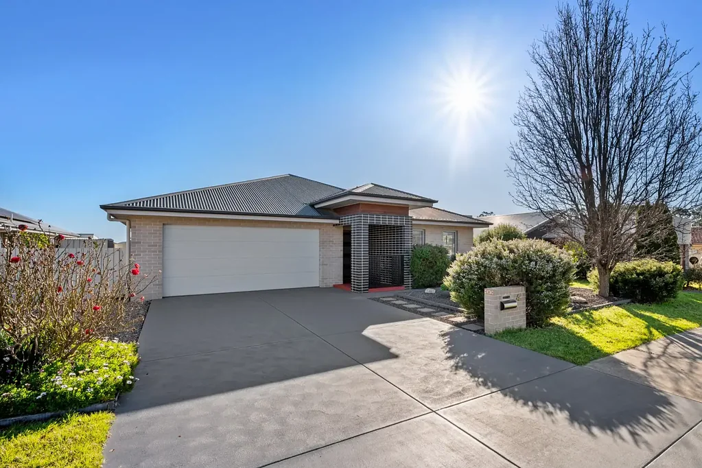 Yass 4ห้องนอน Immaculate Single-Level Family Home in the Heart of Yass