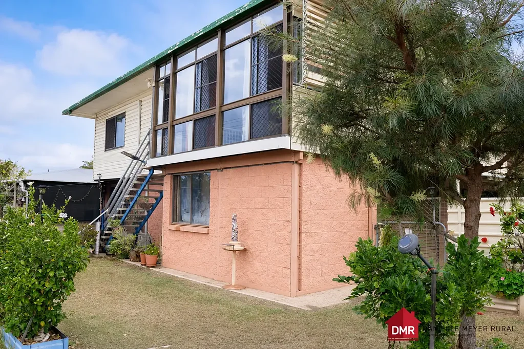 Gayndah 4कमरा FLOOD-FREE HOME WITH TWO LEVELS OF LIVING - PRICE TO SELL