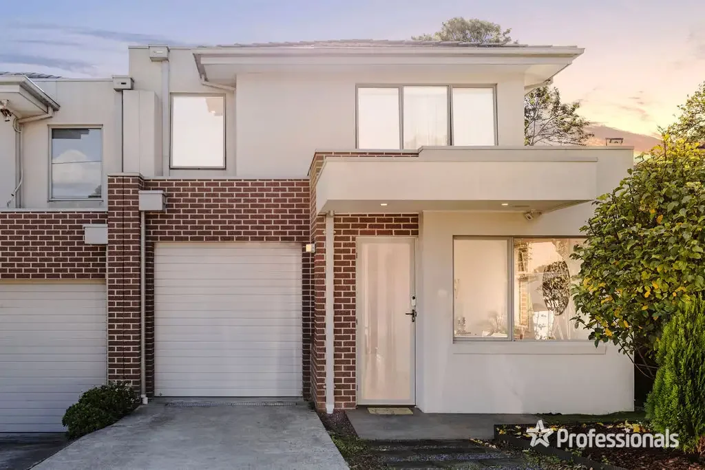 Mount Waverley 4房 永恒优雅实用设计、四宽敞卧室三浴室、宏伟客厅家庭餐饮区、美食厨房高品质电器、豪华主人套房中央家庭浴室、便利舒适家庭吸引力。 Elegant Family Living in Mount Waverley Secondary Zone