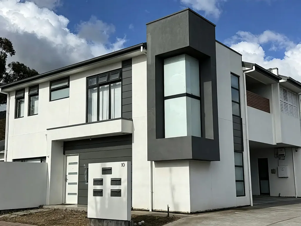 Spacious 3 Bedroom Home with 2 Bathrooms & Garage - Available 19 June