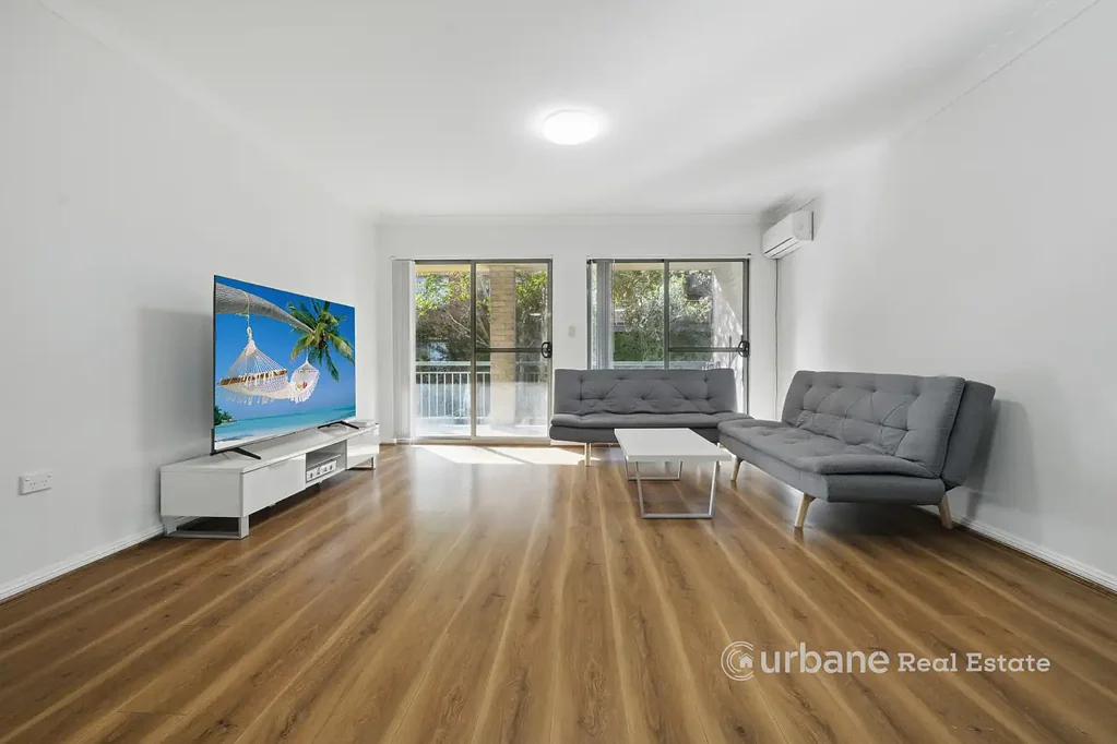 Spacious apartment in a Boutique Block, 5 minutes to Station and all amenities!!
