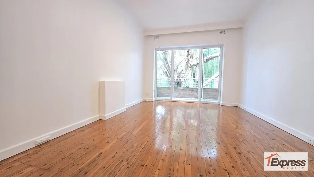UNIQUE 2 BEDROOM APARTMENT IN SECURITY BLOCK OF 8