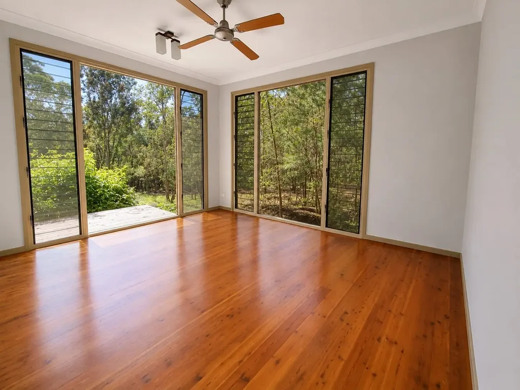 Macleay Island 2Zimmer Character, Convenience & Endless Potential - Minimal work to Create Maximum Return! Walk to Ferry Pub & Shops