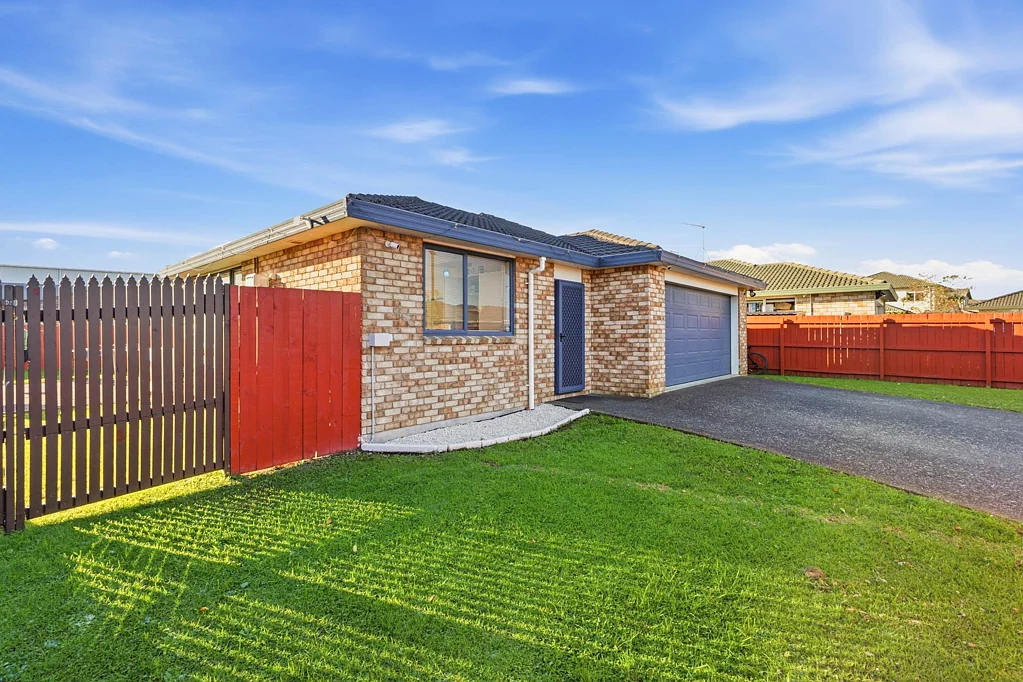 Takanini 4房  BRICK & TILE BEAUTY – FULLY FENCED & MUST BE SOLD