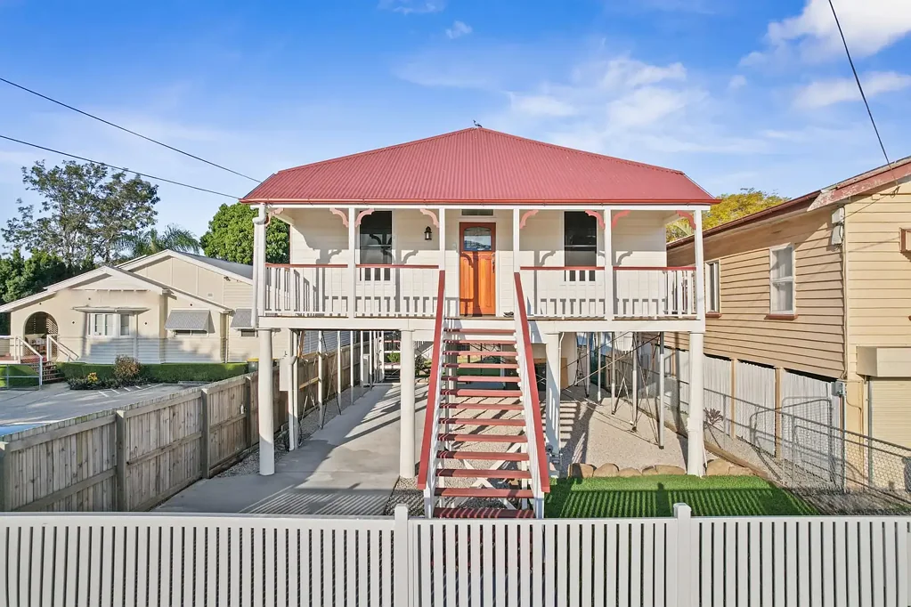 3-bed Queenslander within walking distance to shops, cafes, racecourse