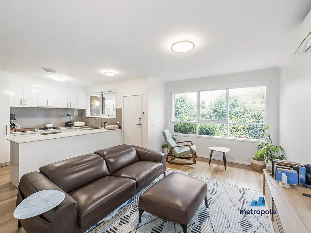 VILLA IN A BEAUTIFUL TREE-LINED STREET