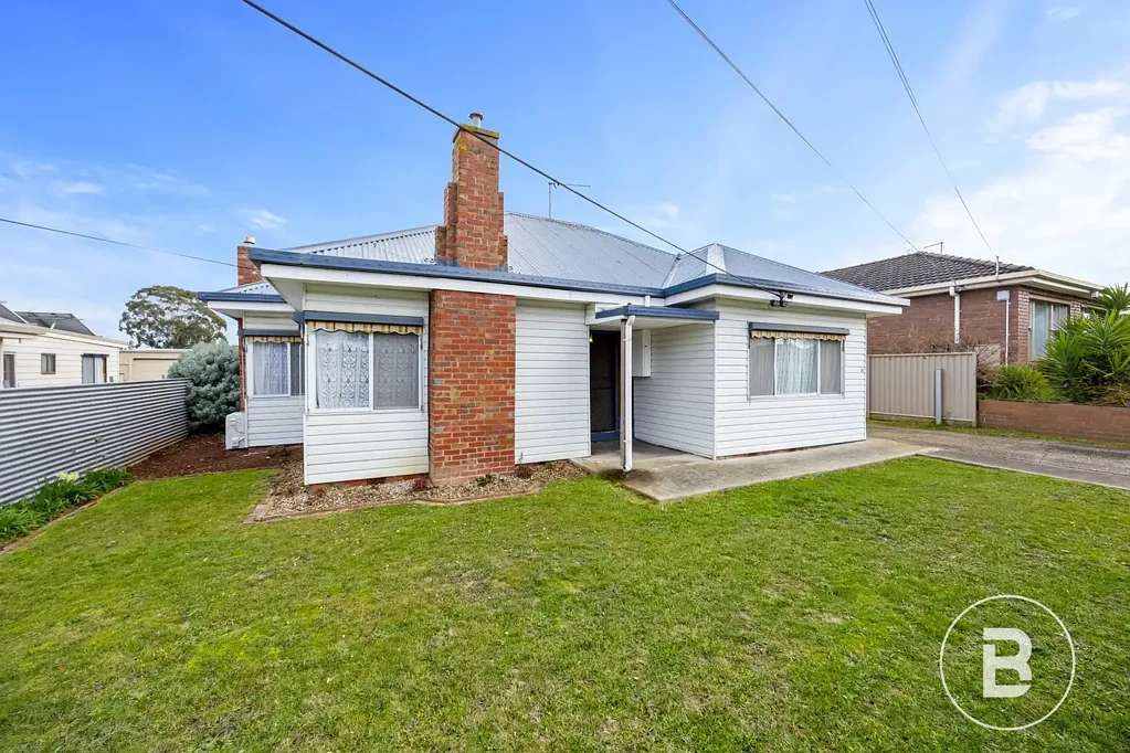 THREE BEDROOM, TWO BATHROOM, MULTIPLE LIVING ZONES
