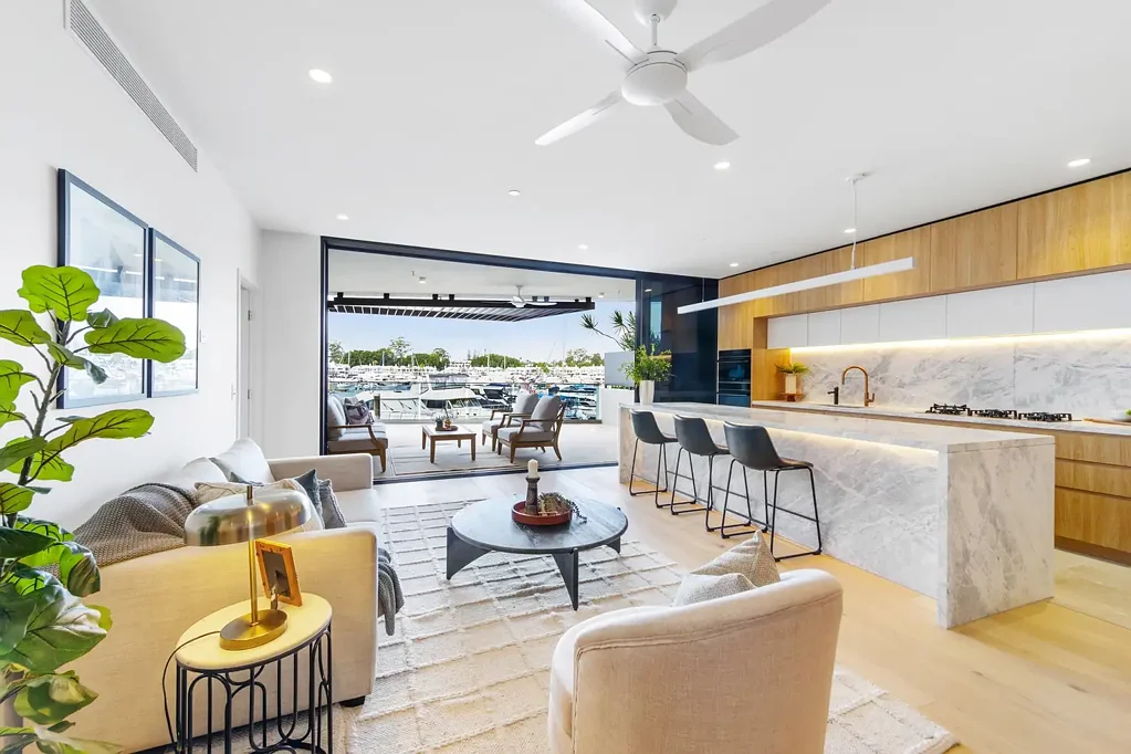 Hope Island 2房  Marina Frontage. Village Lifestyle. Sanctuary Cove's Finest.