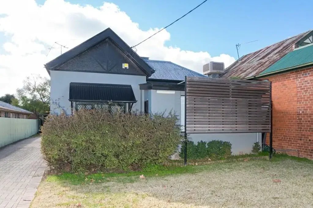 FULLY FURNISHED- ACROSS THE ROAD FROM WAGGA HOSPITAL