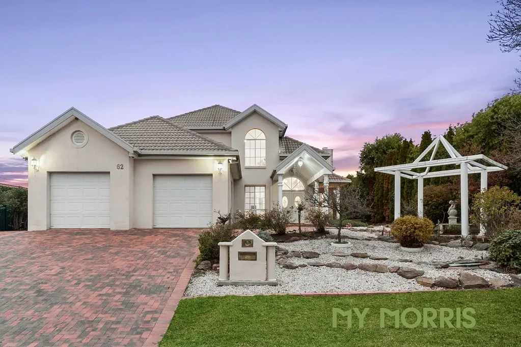 Kambah 4ห้องนอน Expansive, executive home nestled into golf course estate