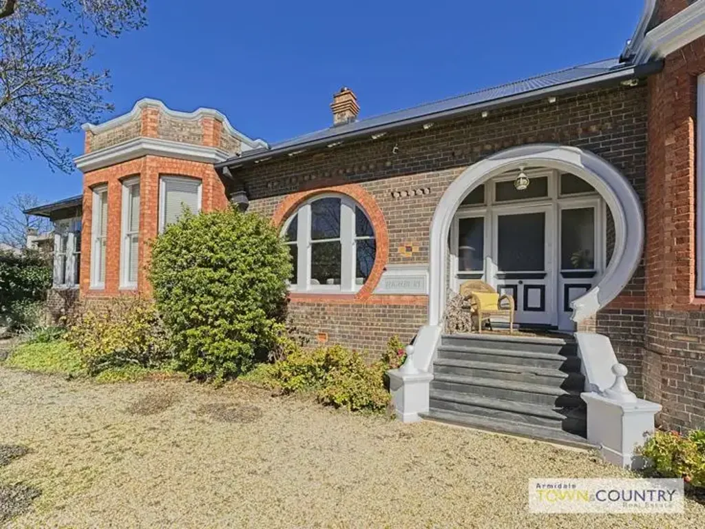 This beautifully presented fully furnished home is unreal! Ready to live in with everything you'd need included.