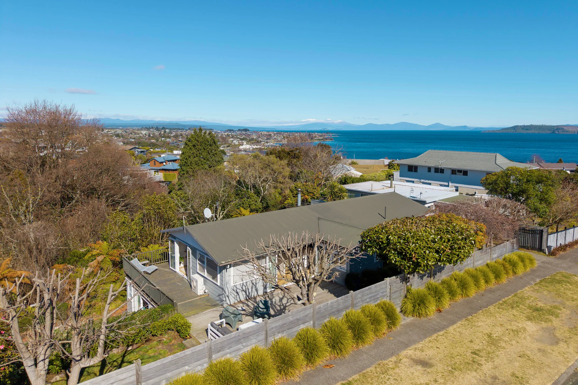 Hilltop 4 Bedroom Hilltop Haven - Lovingly Renovated and Ready