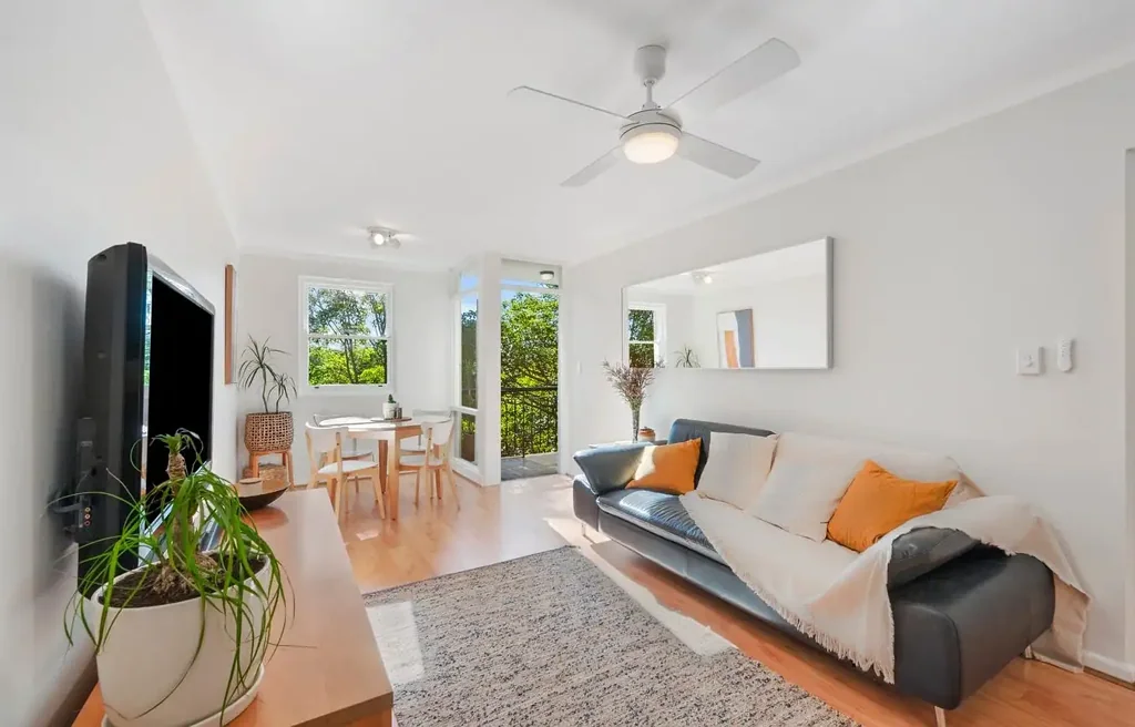Light Filled Apartment with Open Leafy Outlook