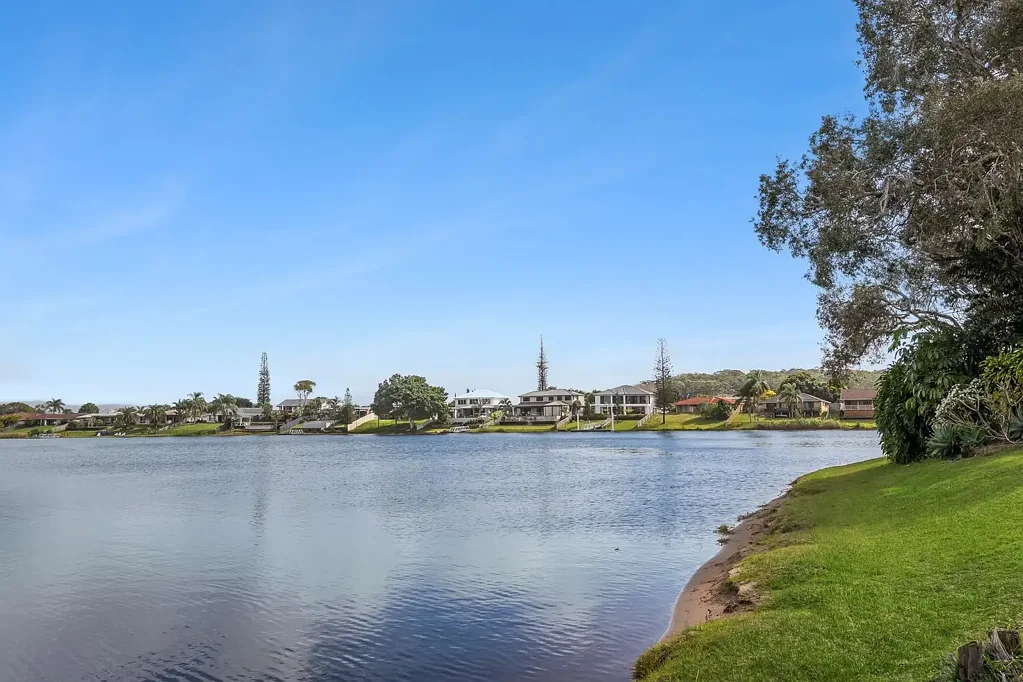 Burleigh Waters 2房  East to wide water!! Ground floor and great location!!