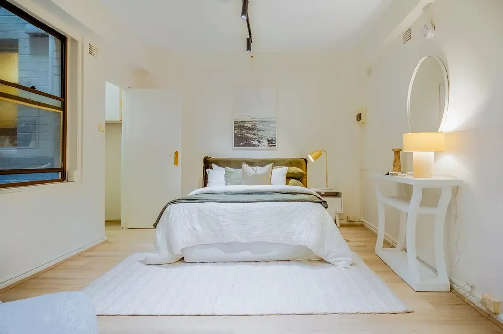 Refreshed studio in 'Cahors' Art Deco building